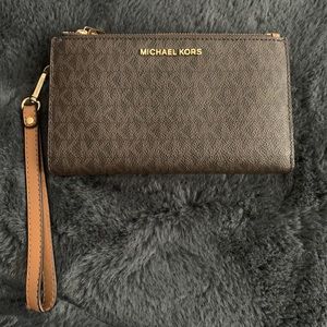 Michael Kors iPhone wristlet